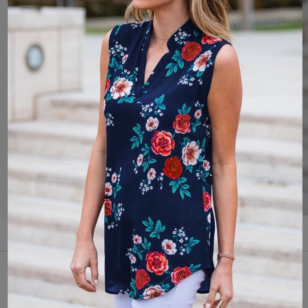 Boutique sleeveless blouse NWOT in navy with lovely flowers 💐💙 size small